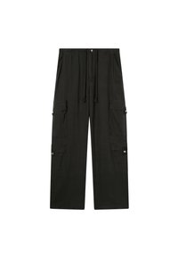 Zwarte cargo broek met een ontspannen pasvorm, voorzien van een elastische tailleband, trekkoordsluiting en meerdere zijzakken voor opslag.