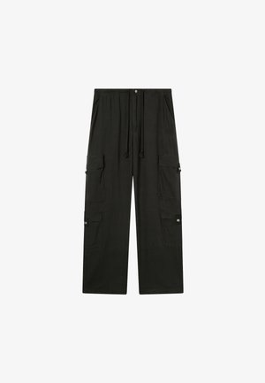 Czarne spodnie cargo o luźnym kroju, z elastycznym paskiem w talii, z zapięciem na sznurek oraz wieloma bocznymi kieszeniami do przechowywania.