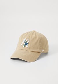 Hellbraune Baseballmütze mit gesticktem weißen Logo und blauem Blumenakzent. Sie hat einen gebogenen Schirm und einen verstellbaren Riemen auf der Rückseite.