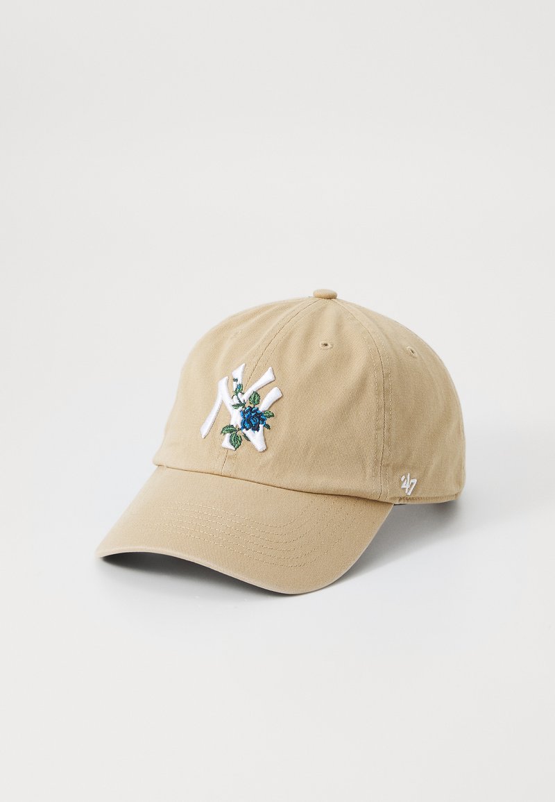 Hellbraune Baseballmütze mit gesticktem weißen Logo und blauem Blumenakzent. Sie hat einen gebogenen Schirm und einen verstellbaren Riemen auf der Rückseite.