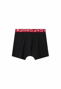 Svarta boxershorts i mjukt tyg med en röd elastisk midjeresår som har varumärket "FRANKDANDY" i vitt. Åtsittande design.