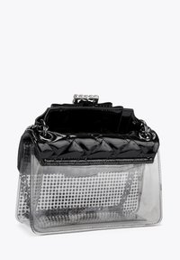 Schwarze gesteppt lackierte Lederhandtasche mit transparentem Kunststoffboden und gepunktetem Muster. Verfügt über einen oberen Verschluss und silberne Kettenakzente.