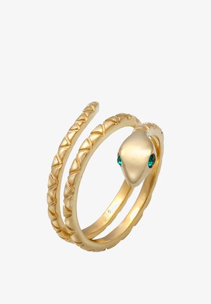 Guld ring formet som en slange med snoet bånddesign, der har øjne i smaragdgrøn farve og en glat, blank finish. Strukturerede accenter på det ene bånd.