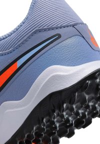 Basket de course bleu clair avec une tige synthétique texturée, des accents orange et noir, et une semelle extérieure en caoutchouc noir à motif pour plus d'adhérence.