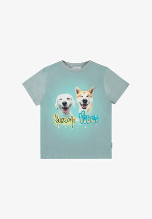 Lys blå t-shirt med korte ærmer med et grafisk motiv af to hunde og teksten "Pawsome Vibes" i farverige bogstaver. Lavet af bomuldsstof, afslappet pasform.