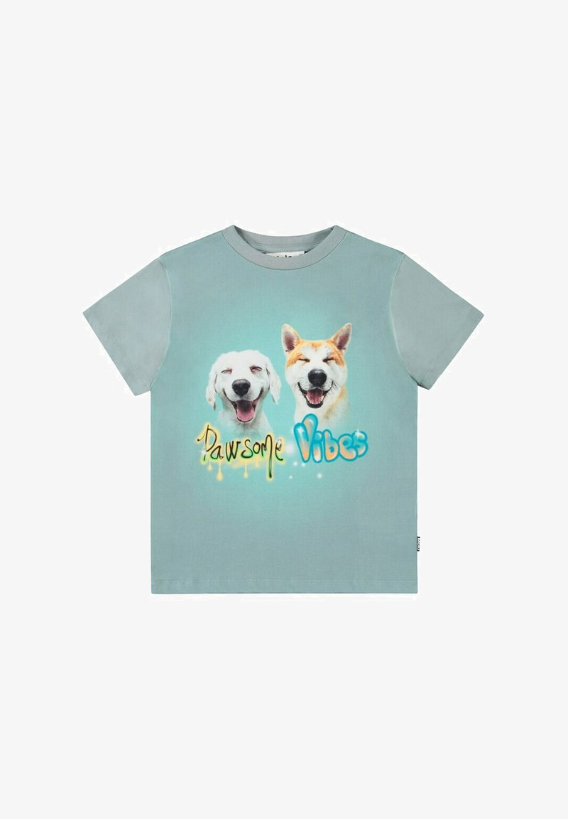 Lys blå t-shirt med korte ærmer med et grafisk motiv af to hunde og teksten "Pawsome Vibes" i farverige bogstaver. Lavet af bomuldsstof, afslappet pasform.