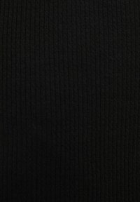 Tissu noir côtelé avec une texture douce, présentant des lignes verticales. Le matériau semble extensible et léger, sans motifs ni accents visibles.