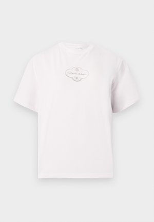 Fehér pamut póló rövid ujjakkal és kerek nyakkivágással, amelyen a mellrészen egy finom szürke logógrafika látható.