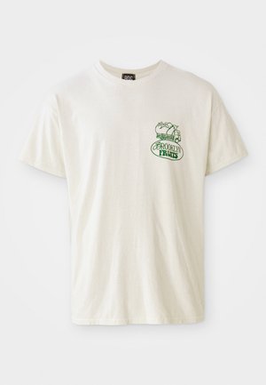 Kortærmet cremet t-shirt lavet af bomuld. Har et grønt "Brooklyn Fruits"-grafik med en kurv fyldt med grøntsager og et lille lastbildesign.