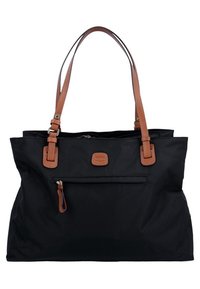 Borsa tote nera in nylon con manici in pelle marrone, zip superiore, tasca frontale e logo impresso su una toppe in pelle. Texture morbida, design spazioso.
