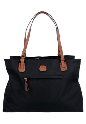 Sac fourre-tout en nylon noir avec des poignées en cuir marron, fermeture éclair sur le dessus, poche avant et logo embossé sur un patch en cuir. Texture douce, design spacieux.