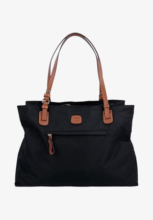 Sac fourre-tout en nylon noir avec des poignées en cuir marron, fermeture éclair sur le dessus, poche avant et logo embossé sur un patch en cuir. Texture douce, design spacieux.