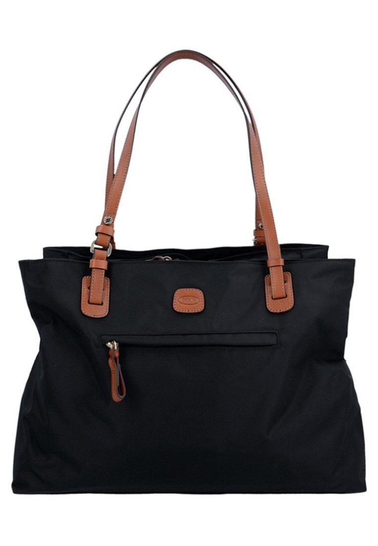Borsa tote nera in nylon con manici in pelle marrone, zip superiore, tasca frontale e logo impresso su una toppe in pelle. Texture morbida, design spazioso.