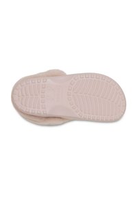 Zapatilla de casa de color rosa claro con una parte superior esponjosa y suela de goma texturizada con un patrón en la suela para mayor agarre y comodidad.