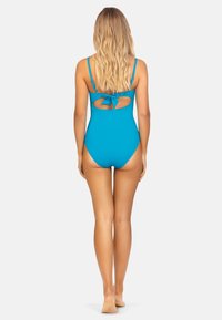 Turkusowy jednoczęściowy strój kąpielowy z regulowanymi ramiączkami, wycięciem na plecach i akcentem w postaci kokardy. Gładka tekstura i elegancki design.