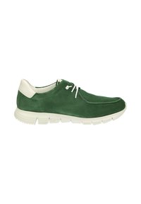 Chaussure décontractée en daim vert avec lacets blancs, col rembourré blanc et semelle épaisse blanche flexible, vue de côté sur fond blanc.