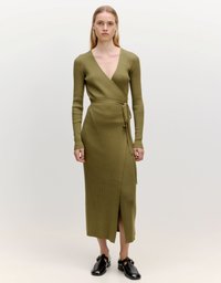 Olivegrünes, geripptes Strickkleid mit tiefem V-Ausschnitt, langen Ärmeln und Wickeldesign, mit seitlichem Schlitz und gebundenem Taillendetail.