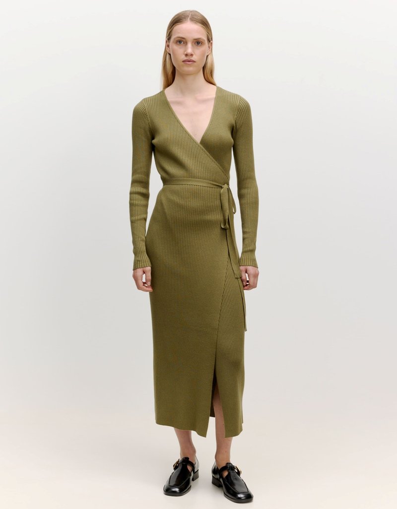 Olivegrünes, geripptes Strickkleid mit tiefem V-Ausschnitt, langen Ärmeln und Wickeldesign, mit seitlichem Schlitz und gebundenem Taillendetail.