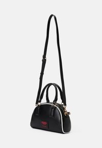 Borsa a mano in pelle nera con forma arrotondata, doppio manico superiore e tracolla rimovibile. Fodera con logo rosso e dettagli bianchi.