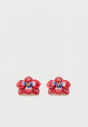Paire de boucles d'oreilles en émail rouge en forme de fleurs avec des détails de pétales bleus et blancs et de petits centres en perles d'or sur un fond blanc.