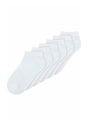 Sechs Paar schlichte weiße Knöchelsocken, leicht überlappend in einer Reihe auf weißem Hintergrund angeordnet.