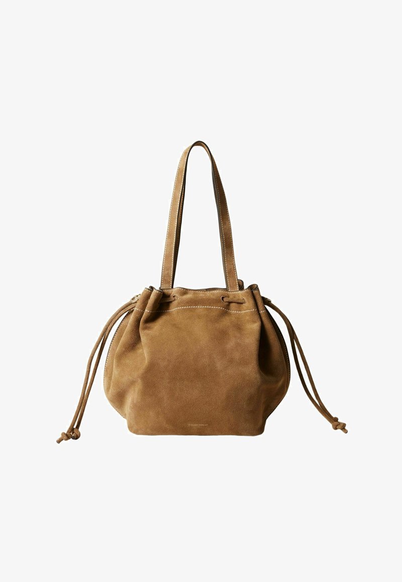 Borsa a spalla in suede marrone con lati a coulisse, dettagli cuciti e manici lunghi.