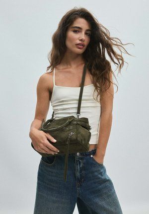 Stradivarius, STUDDED CITY BAG WITH ZIP PULLERS - Sac à main - khaki