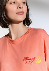 Next BACK GRAPHIC  - Triko s potiskem - coral pink
