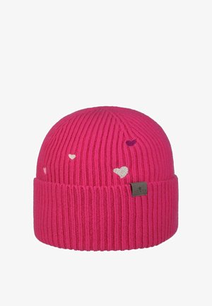 Helle pinkfarbene, gerippte Strickmütze mit kleinen weißen und violetten Herzmustern sowie einem schwarzen Markenschild am umgeschlagenen Rand.