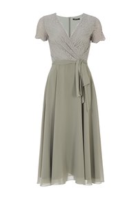 Abito a portafoglio con maniche corte in pizzo, scollatura a V e vita legata. La gonna è realizzata in un tessuto leggero di una morbida tonalità verde.