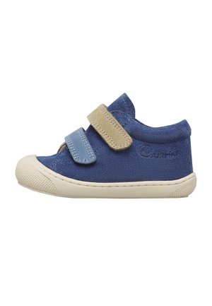 Sneaker per bambino in camoscio blu con strisce in Velcro beige e blu e suola in gomma bianca, vista laterale su sfondo bianco.