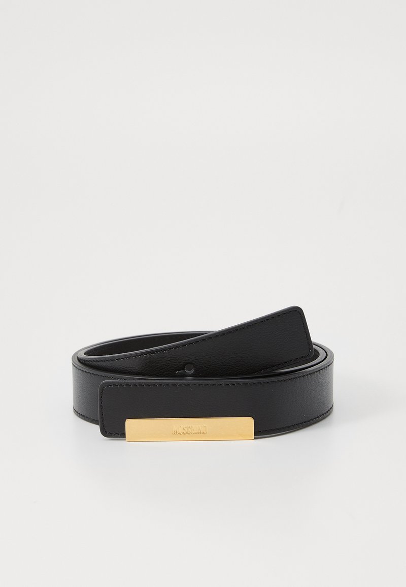 Cinturón de cuero negro con un diseño elegante, textura suave y un accesorio de hardware rectangular en tono dorado. Ajustable con múltiples agujeros.