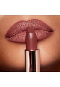 Rossetto con una texture liscia e cremosa in un colore mauve tenue, contenuto in un tubo lucido color oro rosa. Labbra opache e lussureggianti migliorano l'aspetto generale.
