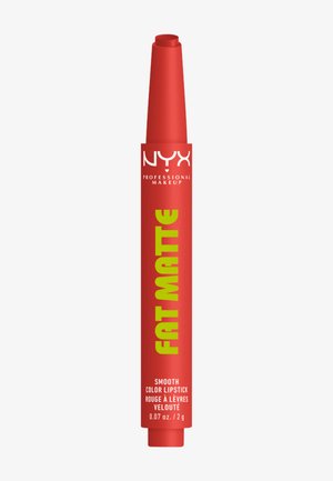 Crayon rouge à lèvres mat rouge NYX Professional Makeup avec texte jaune "FAT MATTE" sur fond blanc uni.