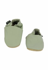 Zachte instap schoenen in gedempte groene kleur, met een ronde neus, gestikte details en een gestructureerde suède zool voor grip.