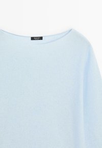 Maglione azzurro chiaro a maglia con scollatura ampia e etichetta "Massimo Dutti" sul collo posteriore, presentato su uno sfondo bianco.