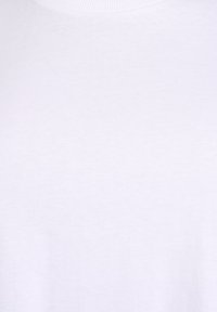 Biela bavlnená tričko s okrúhlym výstrihom; hladká textúra, rovnomerná farba a bez viditeľných vzorov alebo grafik. Mäkka látka sa jemne splýva.