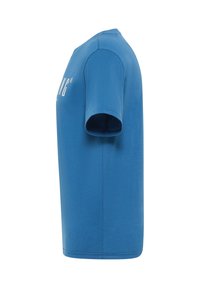 T-shirt bleu à manches courtes vu de côté avec un texte imprimé blanc partiel visible sur la poitrine.