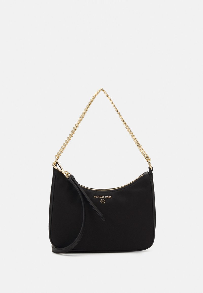 Sac à main Michael Kors noir avec bandoulière chaîne dorée, fermeture éclair et petit logo doré sur le devant sur fond blanc.