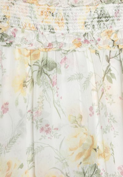 Gėlių suknelė, pagaminta iš lengvos, permatomos medžiagos su pastelinių geltonų, rožinių ir žalių botaninių raštų; raukšlėtas liemuo su voluotais kraštais.