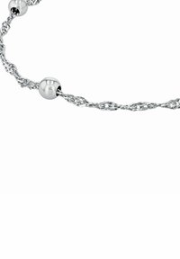 Pulsera de cadena retorcida de plata con cuentas esféricas. El acabado pulido, la textura suave y los eslabones intrincados crean un diseño fluido.