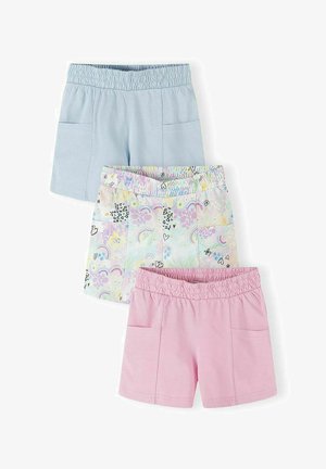 Trois paires de shorts pour enfants à taille élastique : bleu clair, multicolore pastel avec des arcs-en-ciel et des cœurs, et rose uni, tous avec des poches avant.