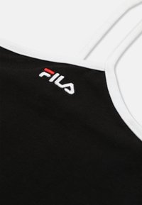 Débardeur noir avec bordure blanche et bretelles fines, arborant un petit logo FILA brodé en blanc et rouge près de l'encolure.