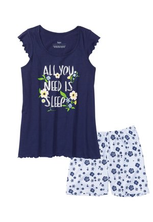 Ensemble de sommeil bleu marine comprenant un haut à manches courtes et un design textuel ; shorts blancs à motifs avec des accents floraux bleu marine.