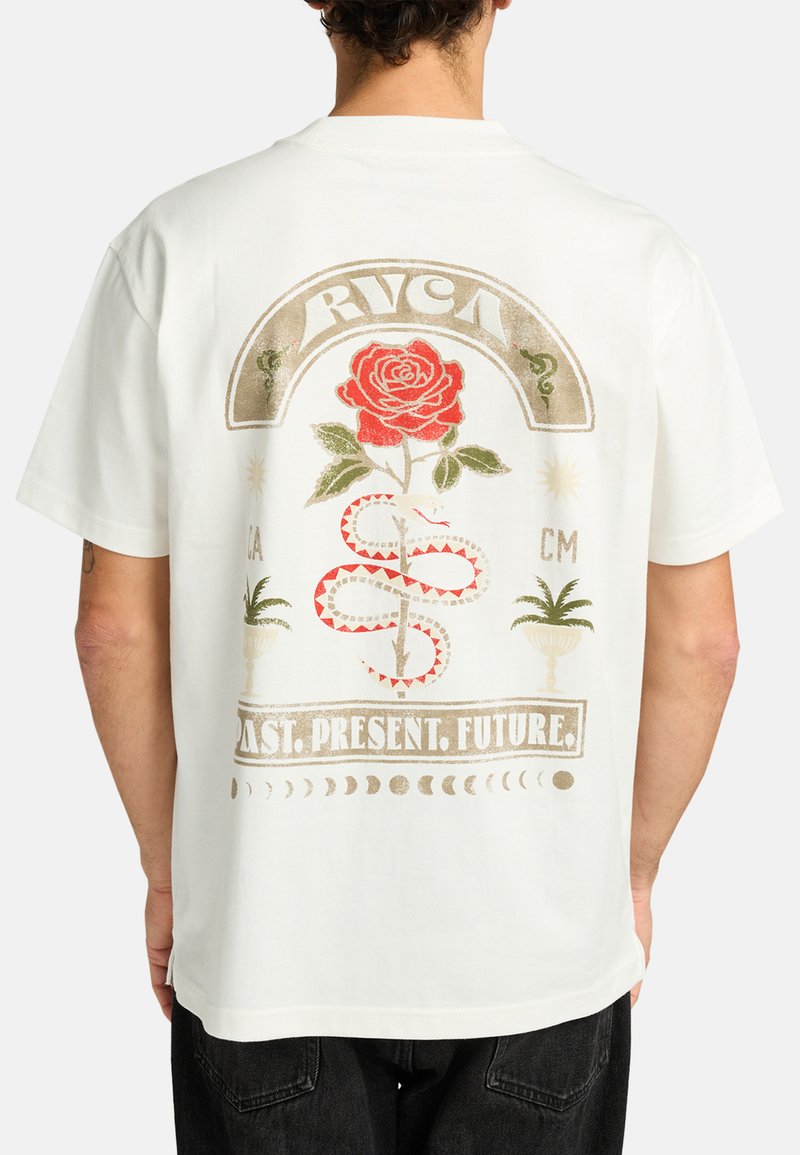 Camiseta blanca de manga corta con un diseño gráfico colorido en la parte posterior, que incluye una rosa roja, una serpiente y el texto: "PASADO. PRESENTE. FUTURO."