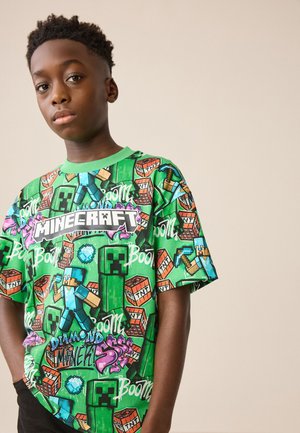 Next, NEXT ALL OVER PRINT LICENSE T-SHIRT (4-16YRS) - T-shirt imprimé - green all over print