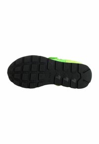 Suola di scarpa sportiva verde con un battistrada in gomma nera testurizzata, caratterizzata da un motivo di presa pronunciato e un logo impresso sul lato.