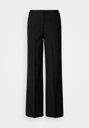 Svarte vide bukser med et glatt stoff, med høy livvidde, skreddersydde sømmer og et minimalistisk design. Ingen synlig maskinvare eller lommer.