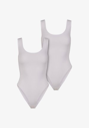 Două bodysuituri albe cu guler rotund și bretele late, având o textură netedă și un design cu picior înalt.