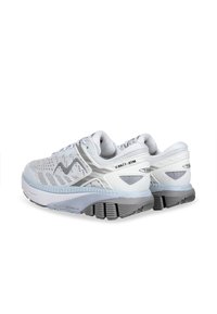 Scarpe sportive bianche con accenti grigi, dotate di una parte superiore in rete traspirante, suole testurizzate e un midsole ammortizzato per un supporto extra.